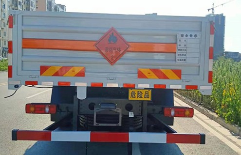 東風(fēng)天錦小三軸(6x2)氣瓶運(yùn)輸車(chē) 東風(fēng)天錦小三軸(6x2)氣瓶運(yùn)輸車(chē)