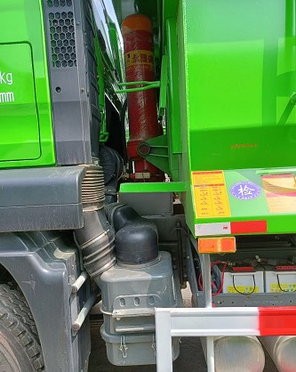 庫(kù)存重汽汕德卡后八輪渣土車 庫(kù)存重汽汕德卡后八輪渣土車