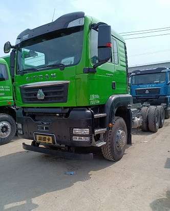 庫(kù)存重汽汕德卡后八輪渣土車 庫(kù)存重汽汕德卡后八輪渣土車
